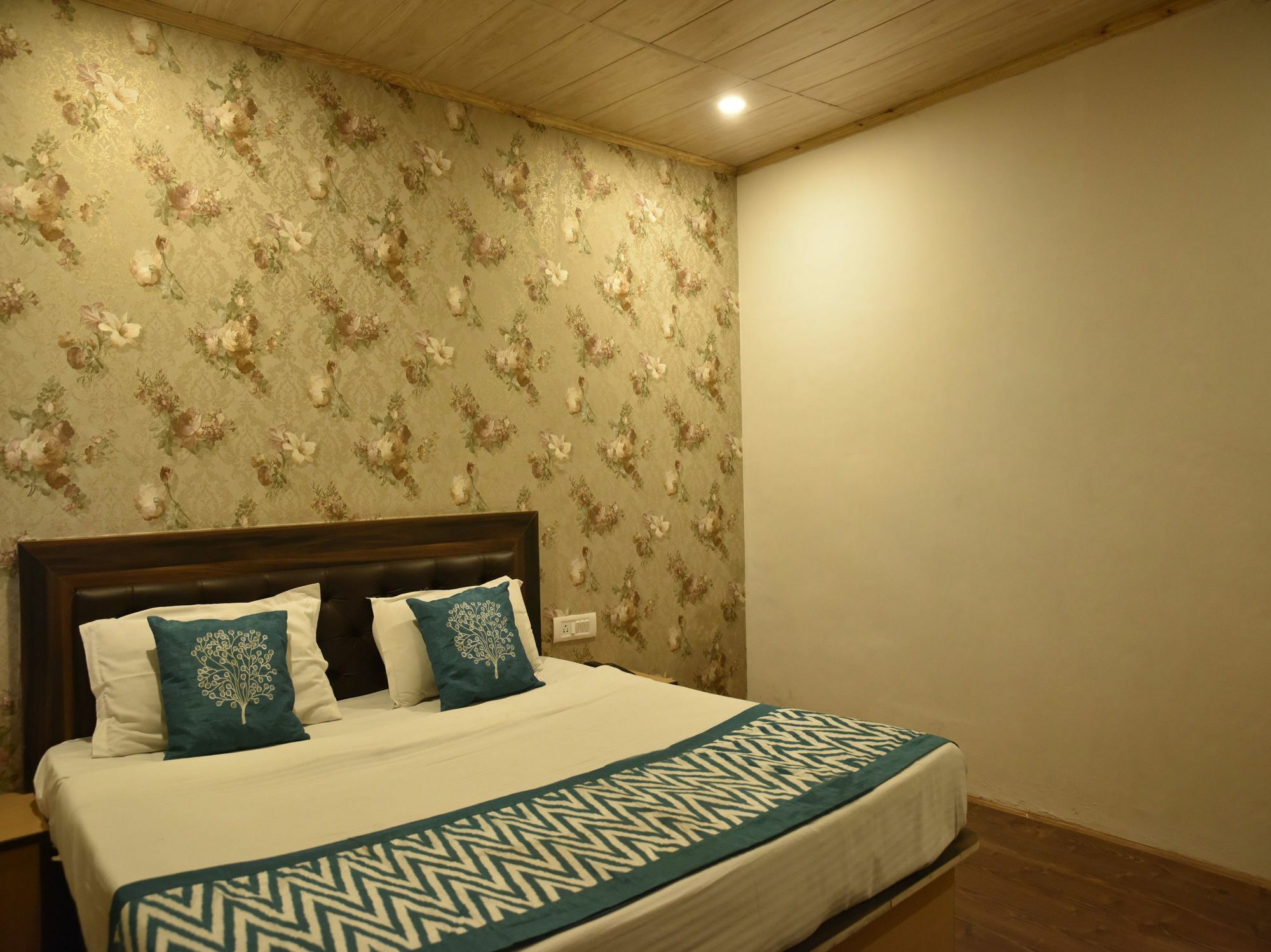 Oyo 8917 Hotel Crystal Palace Shimla Esterno foto